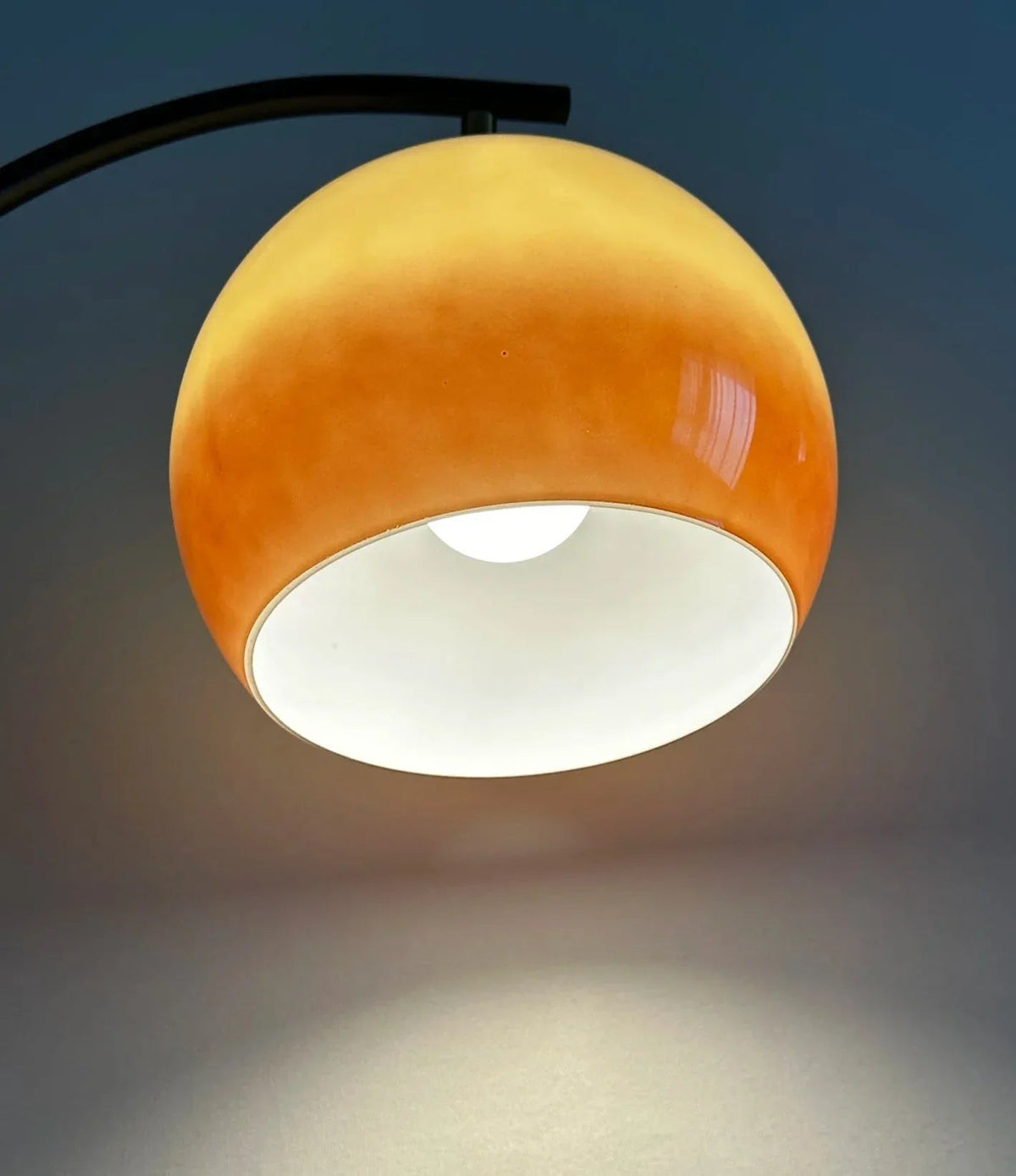 Arcalune gebogen vloerlamp met amberkleurige glazen kap