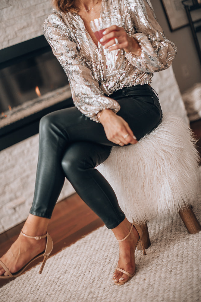 Avondschitter – Damesblouse met pailletten, V-hals en lange mouwen