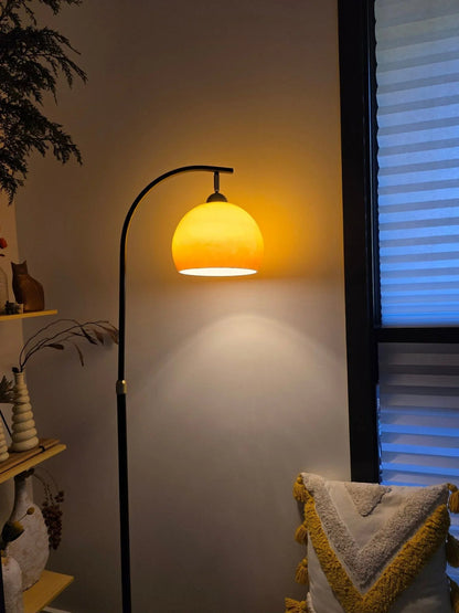 Arcalune gebogen vloerlamp met amberkleurige glazen kap