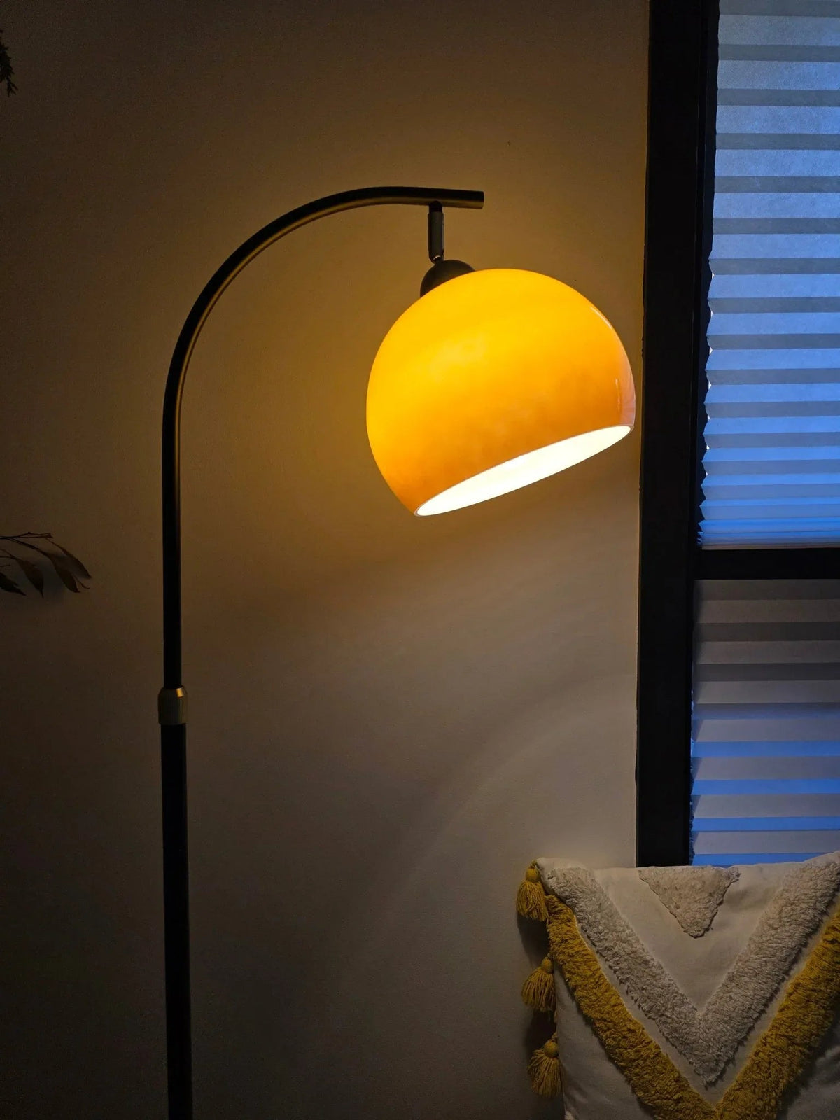 Arcalune gebogen vloerlamp met amberkleurige glazen kap