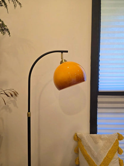 Arcalune gebogen vloerlamp met amberkleurige glazen kap