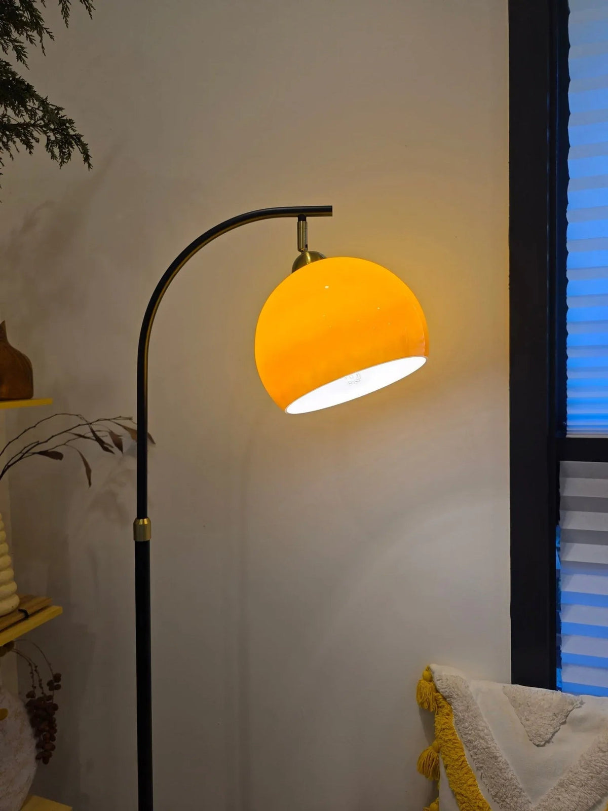 Arcalune gebogen vloerlamp met amberkleurige glazen kap