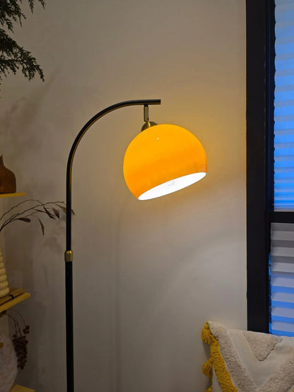 Arcalune gebogen vloerlamp met amberkleurige glazen kap