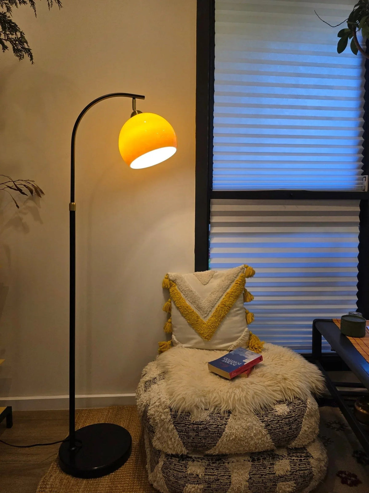 Arcalune gebogen vloerlamp met amberkleurige glazen kap