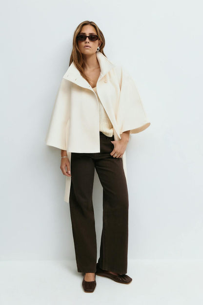 Sophie Dames Capejas – Elegante Jas met Ceintuur en Hoge Kraag