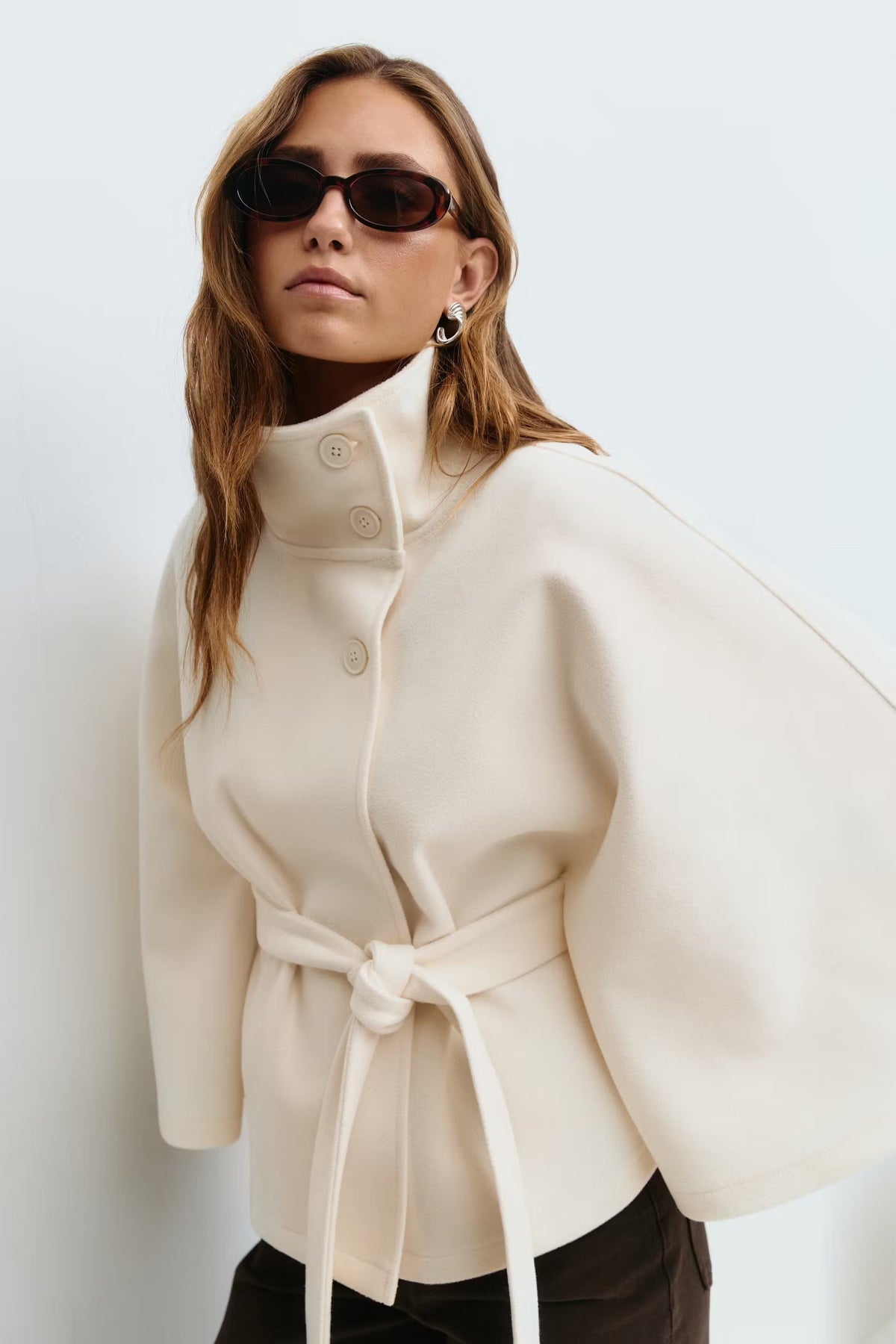 Sophie Dames Capejas – Elegante Jas met Ceintuur en Hoge Kraag