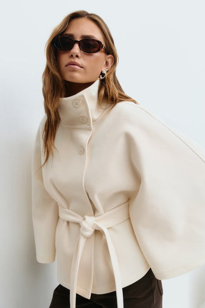 Sophie Dames Capejas – Elegante Jas met Ceintuur en Hoge Kraag