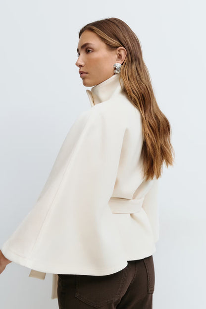 Sophie Dames Capejas – Elegante Jas met Ceintuur en Hoge Kraag