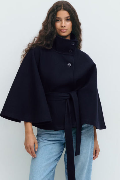 Sophie Dames Capejas – Elegante Jas met Ceintuur en Hoge Kraag