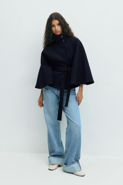 Sophie Dames Capejas – Elegante Jas met Ceintuur en Hoge Kraag