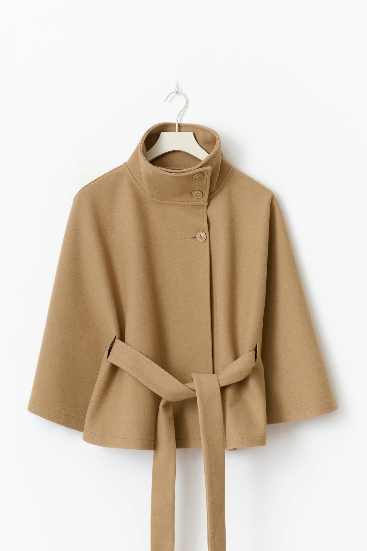 Sophie Dames Capejas – Elegante Jas met Ceintuur en Hoge Kraag