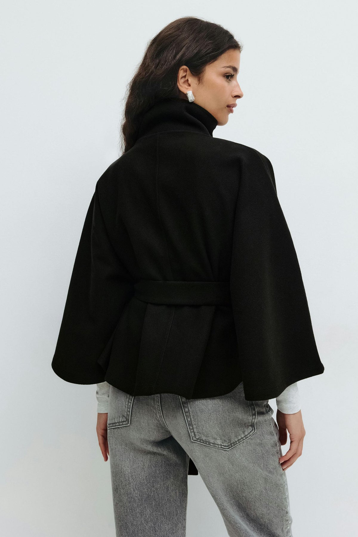 Sophie Dames Capejas – Elegante Jas met Ceintuur en Hoge Kraag