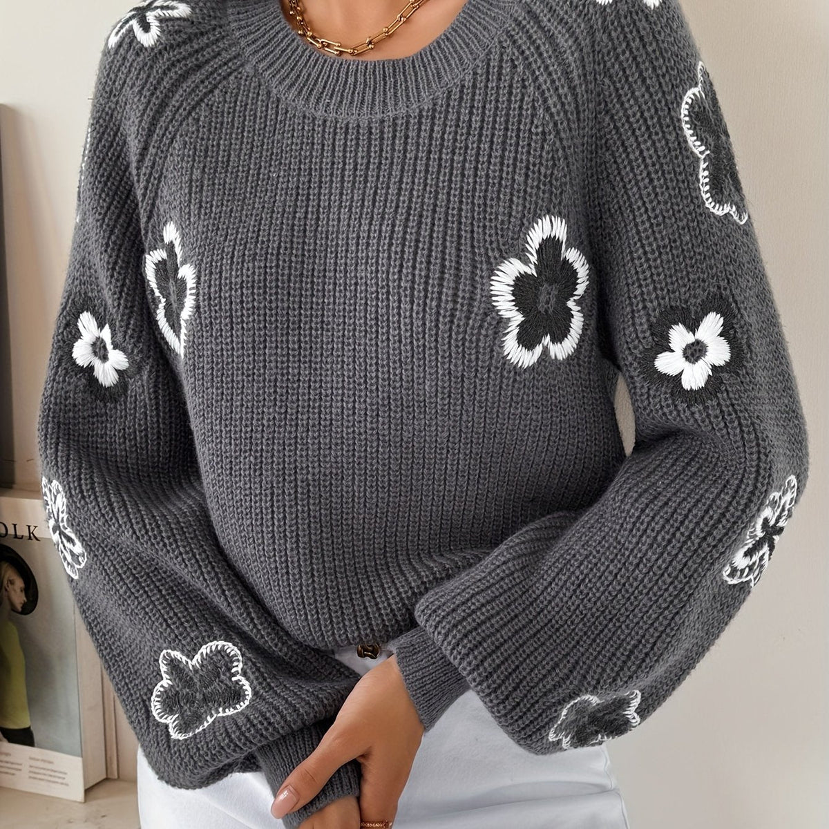 Grijze gebreide trui met geborduurde bloemen, ronde hals