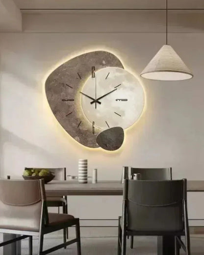 Maantijd Wandklok – Moderne Asymmetrische Klok met Licht
