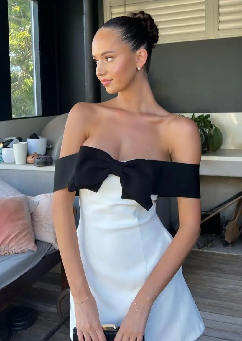 Amélie – Elegante Tweedelige Damesjurk met Zwarte Strik