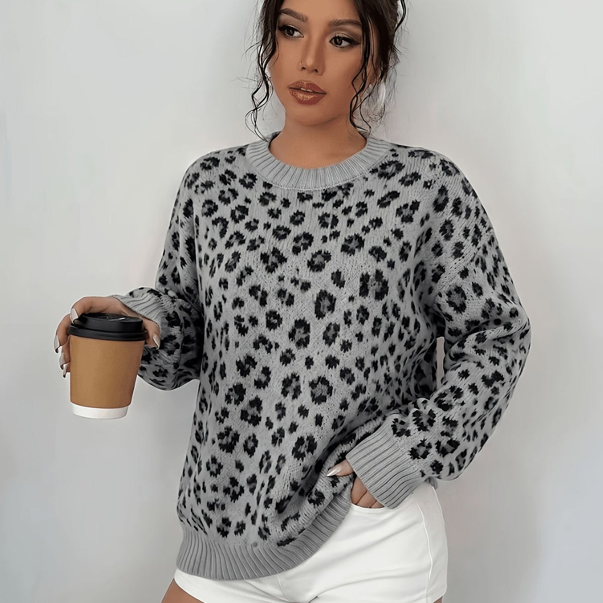 Damestriktrøje med leopardmønster, rund hals, lange ærmer