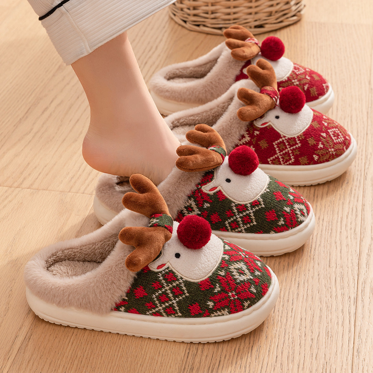 Noor Kerstpantoffels – Warme Antislip Huissloffen met Borduurmotief