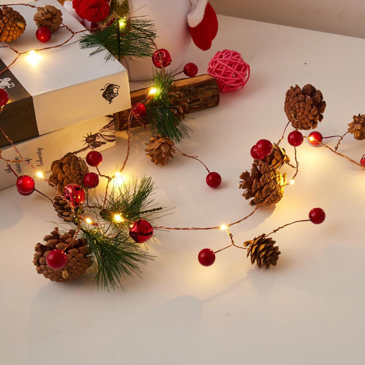Dennerust LED Kerstlichtslinger met Dennenappels voor Binnen en Buiten