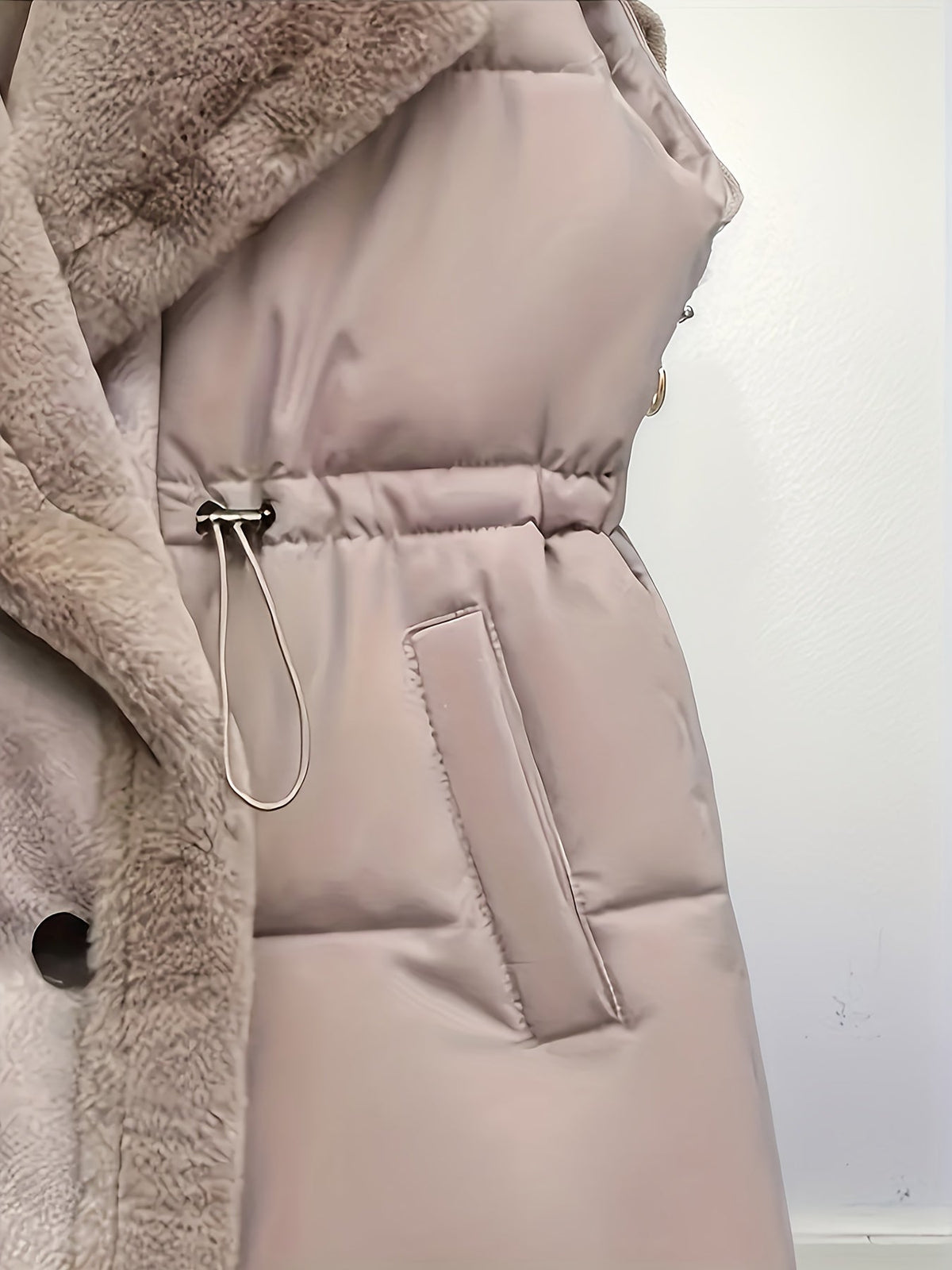 Dames gewatteerde vest met nepbontdetails en taillekoord