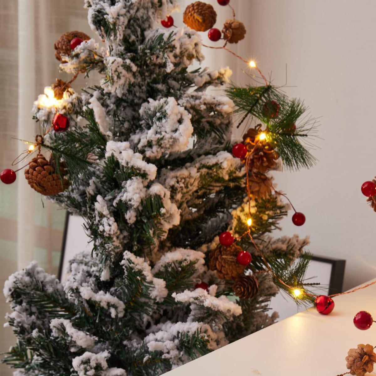 Dennerust LED Kerstlichtslinger met Dennenappels voor Binnen en Buiten