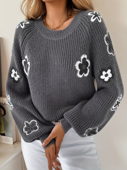 Grijze gebreide trui met geborduurde bloemen, ronde hals