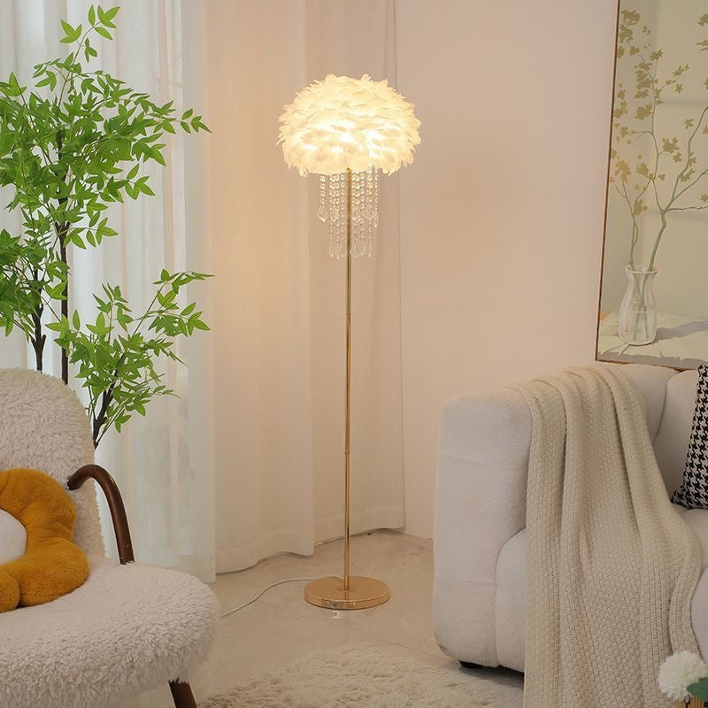 Elegante Scandinavische vloerlamp met veer- en kristalaccent