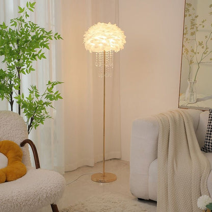 Elegante Scandinavische vloerlamp met veer- en kristalaccent