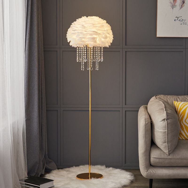 Elegante Scandinavische vloerlamp met veer- en kristalaccent