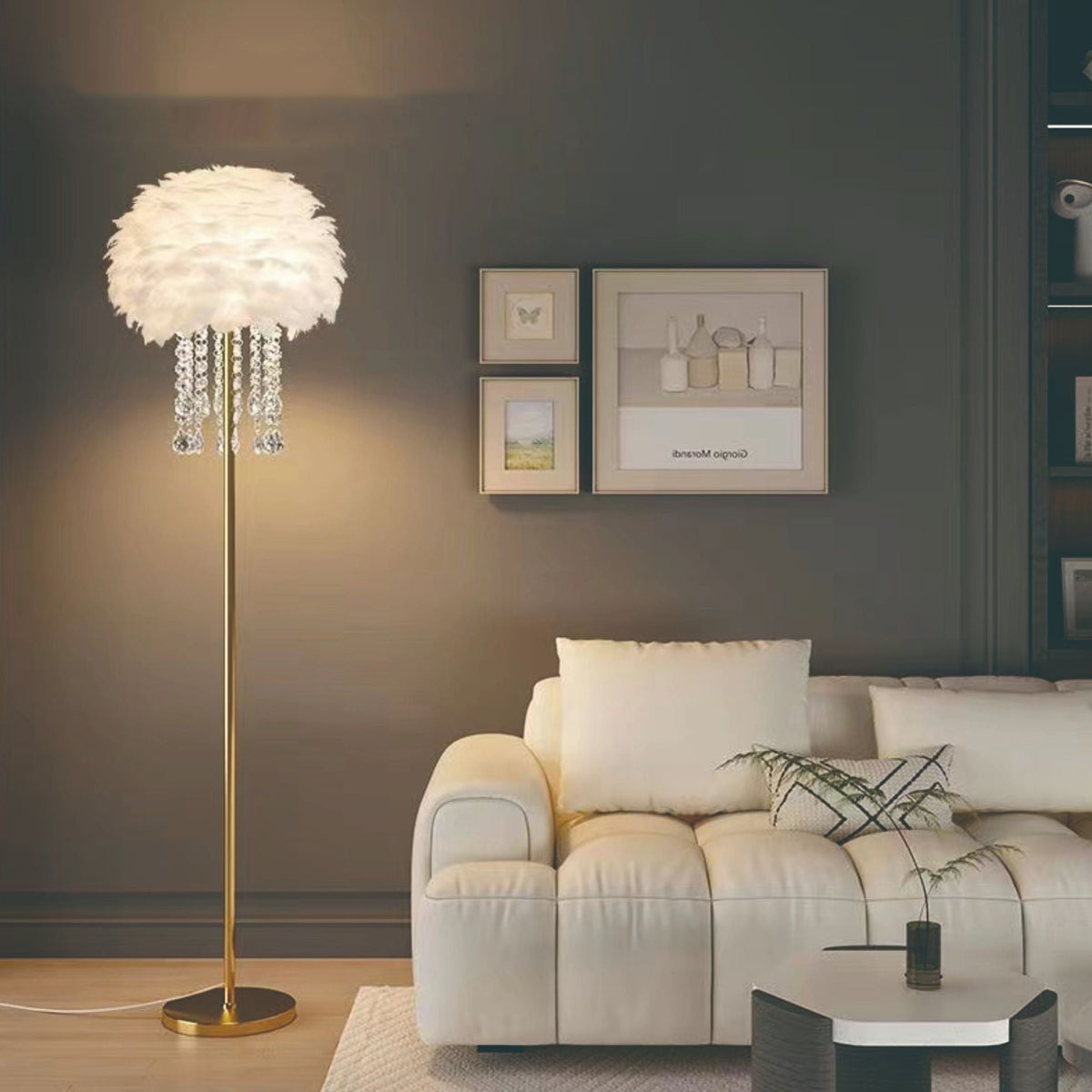 Elegante Scandinavische vloerlamp met veer- en kristalaccent