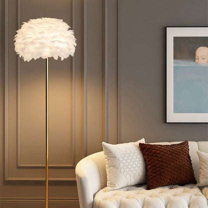 Elegante Scandinavische vloerlamp met veer- en kristalaccent