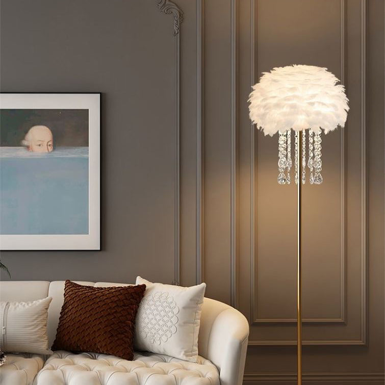 Elegante Scandinavische vloerlamp met veer- en kristalaccent