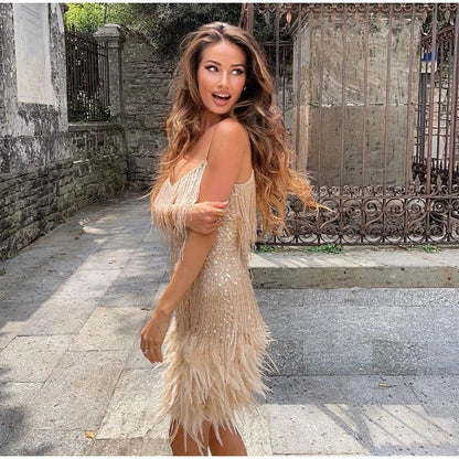 SterrenGlam Pailletten Cocktailjurk Met Veren En Glamourlook