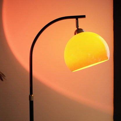 Arcalune gebogen vloerlamp met amberkleurige glazen kap