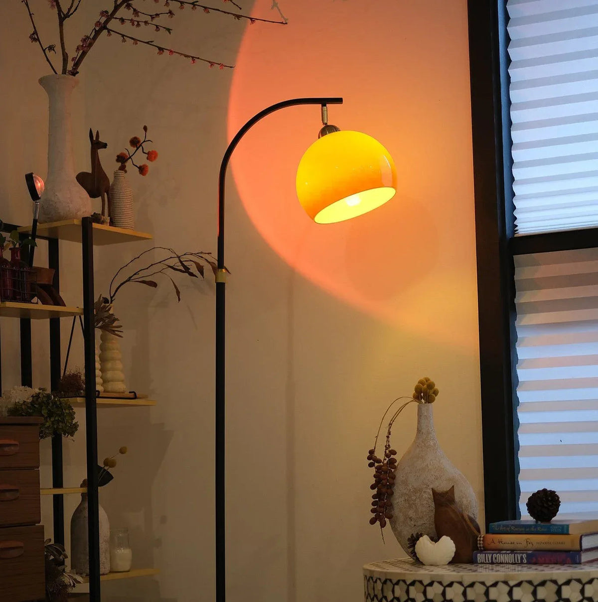 Arcalune gebogen vloerlamp met amberkleurige glazen kap