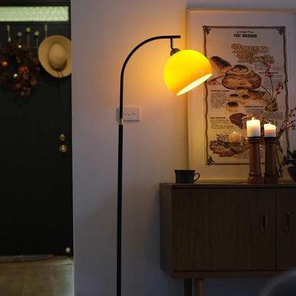 Arcalune gebogen vloerlamp met amberkleurige glazen kap
