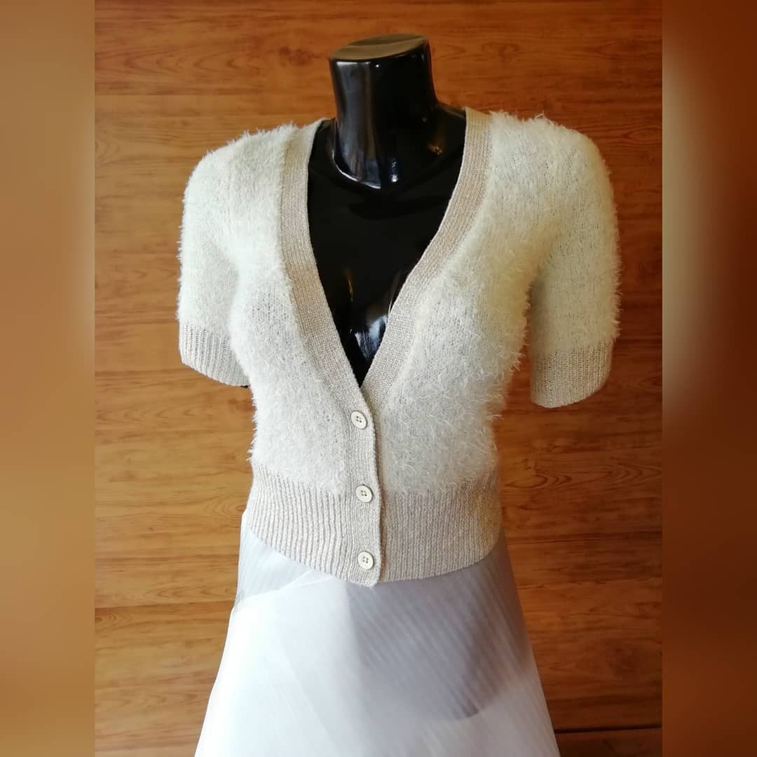 Crèmekleurige Cropped Cardigan - Zachte Pluizige Stof - V-Hals - Korte Mouwen