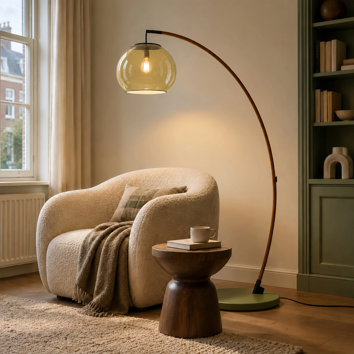 Elvara Boogvloerlamp – Moderne Vloerlamp met Amberkleurig Glas