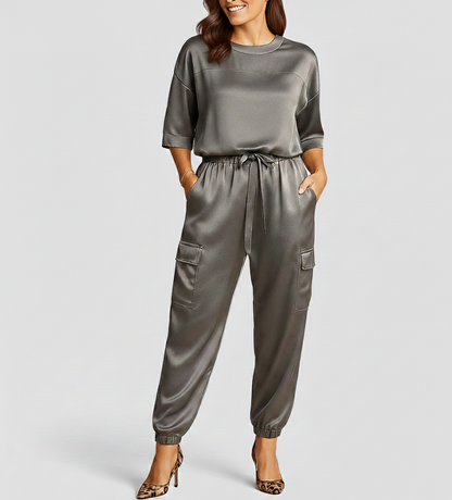 Dames Satijnen Tweedelige Set Amarante – Half Mouw Top en Rechte Broek