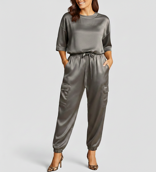 Dames Satijnen Tweedelige Set Amarante – Half Mouw Top en Rechte Broek