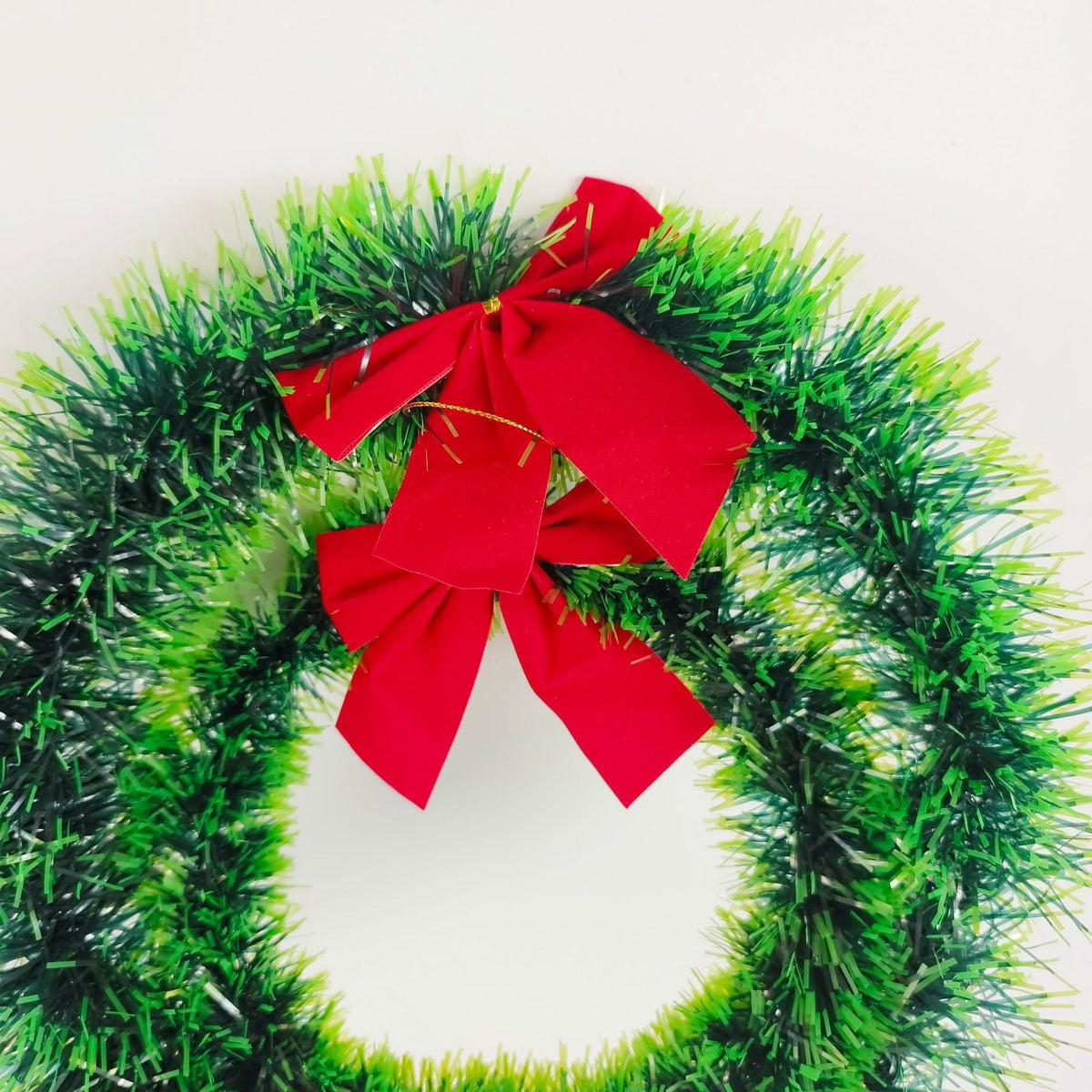 Kerstkrans Roodster – Groene Kerstkrans met Kunstsneeuw en Rode Strik