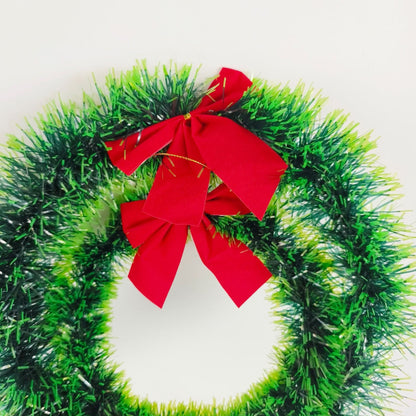Kerstkrans Roodster – Groene Kerstkrans met Kunstsneeuw en Rode Strik