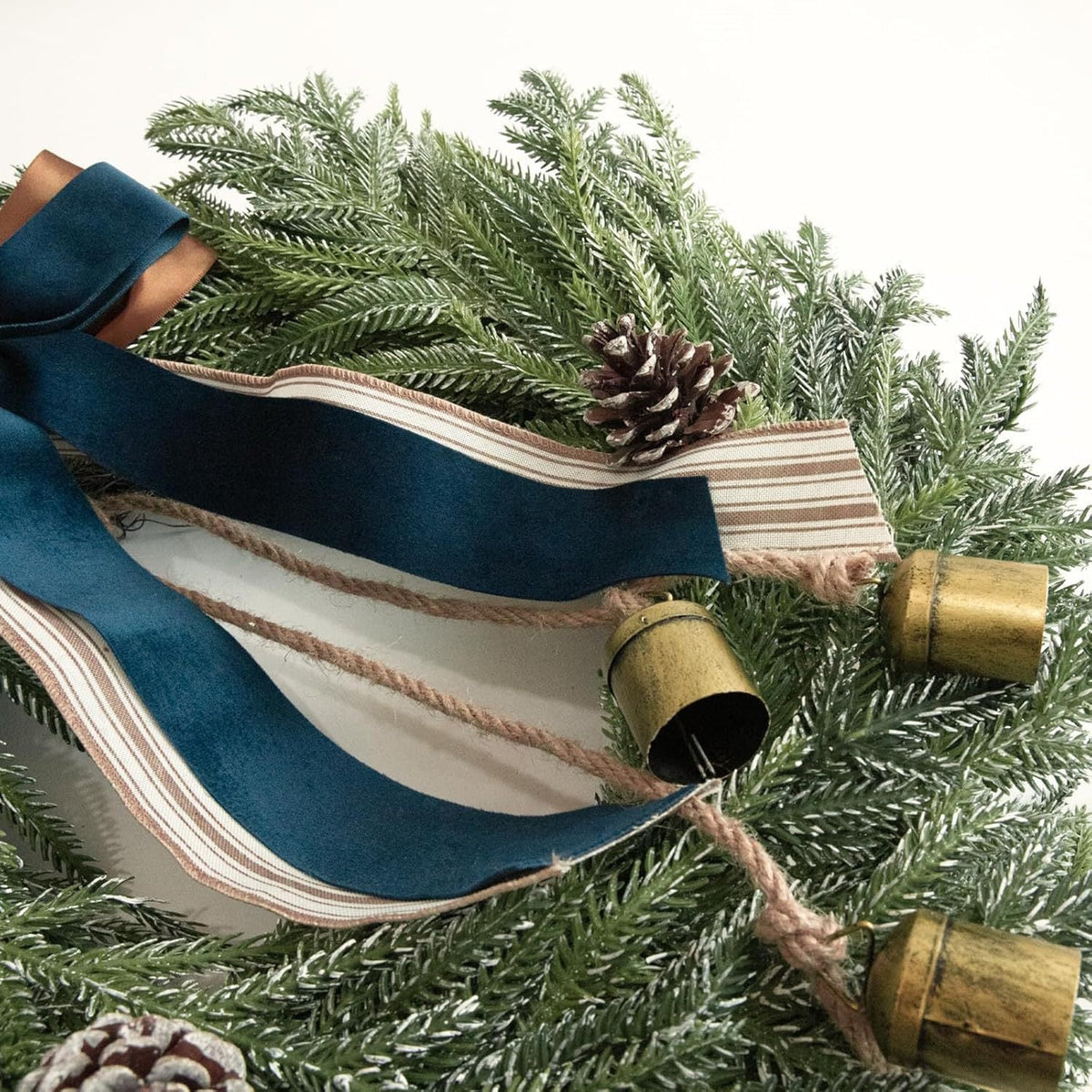 Dennenklank Kerstkrans 45 cm met Decoratieve Band en Bellen