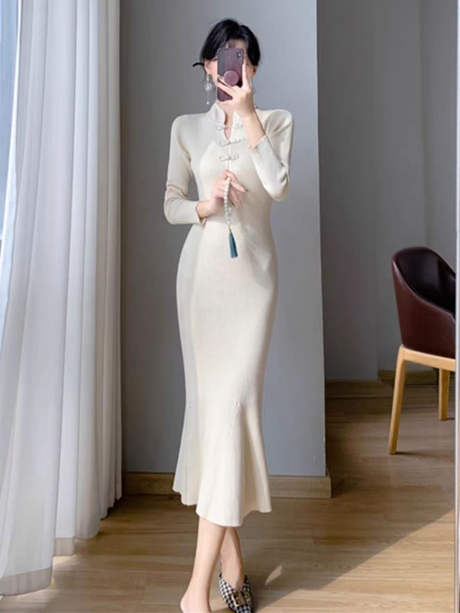 Dames Ribgebreide Midi Jurk met Hoge Kraag en Knopdetails