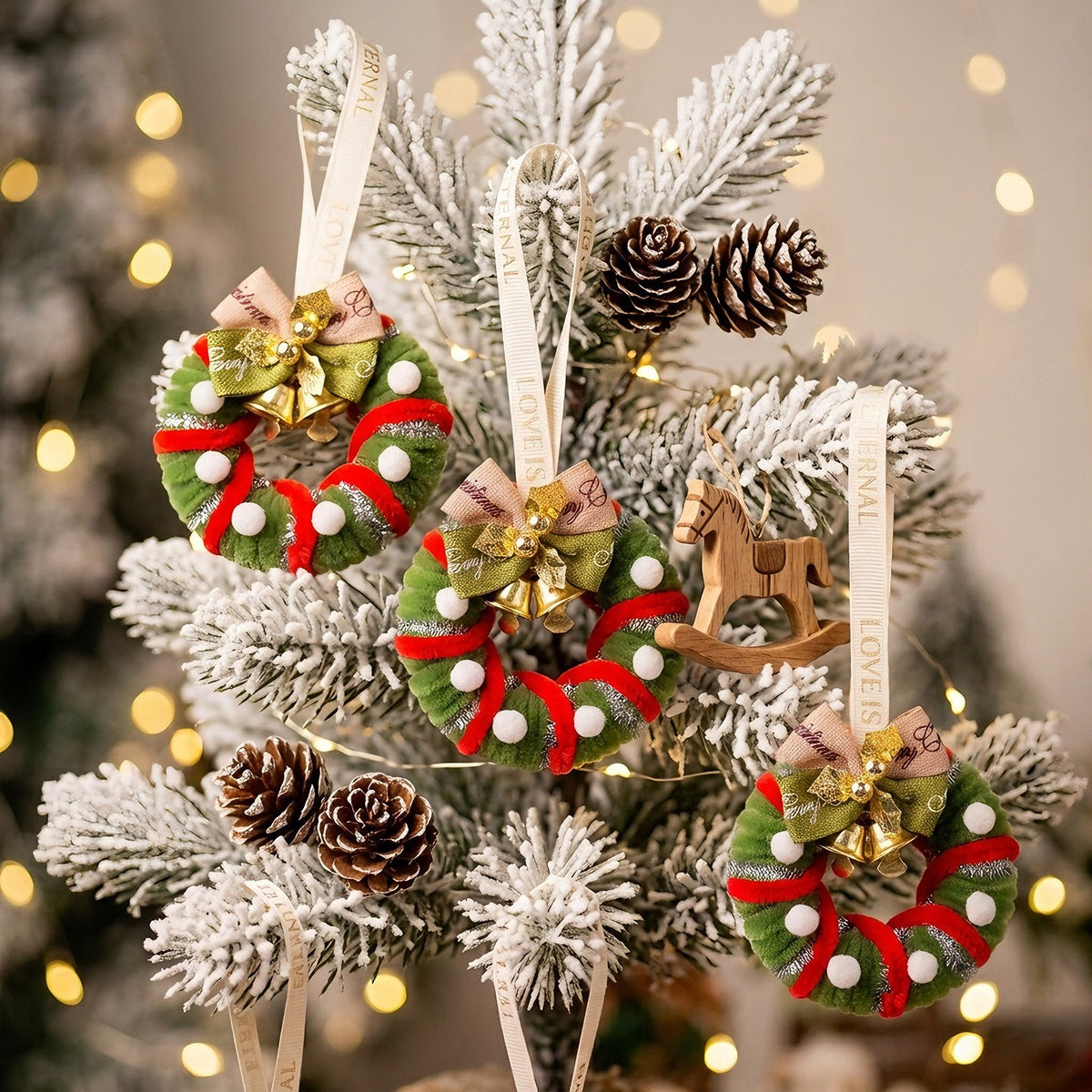 Roodgroene Kerstkrans Cadeaulint – Feestelijke Deur- en Wanddecoratie