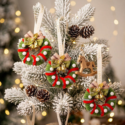 Roodgroene Kerstkrans Cadeaulint – Feestelijke Deur- en Wanddecoratie