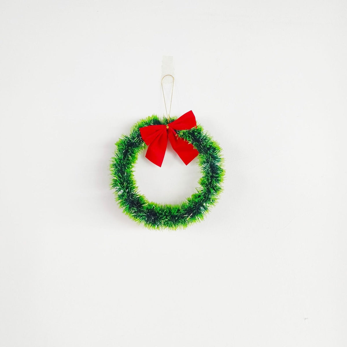 Kerstkrans Roodster – Groene Kerstkrans met Kunstsneeuw en Rode Strik