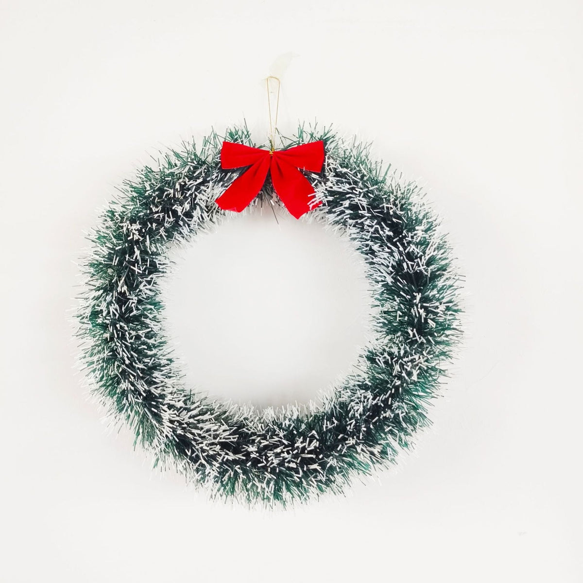 Kerstkrans Roodster – Groene Kerstkrans met Kunstsneeuw en Rode Strik