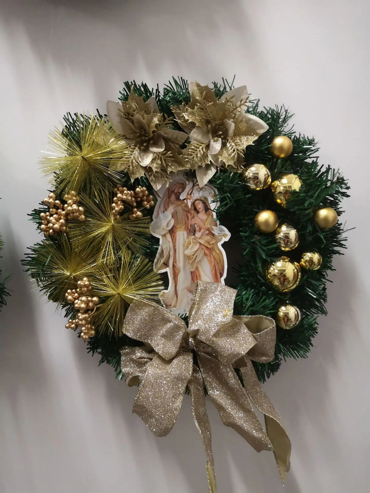 Kerstgloed – Kerstkrans met Gouden en Rode Details en Verlichting