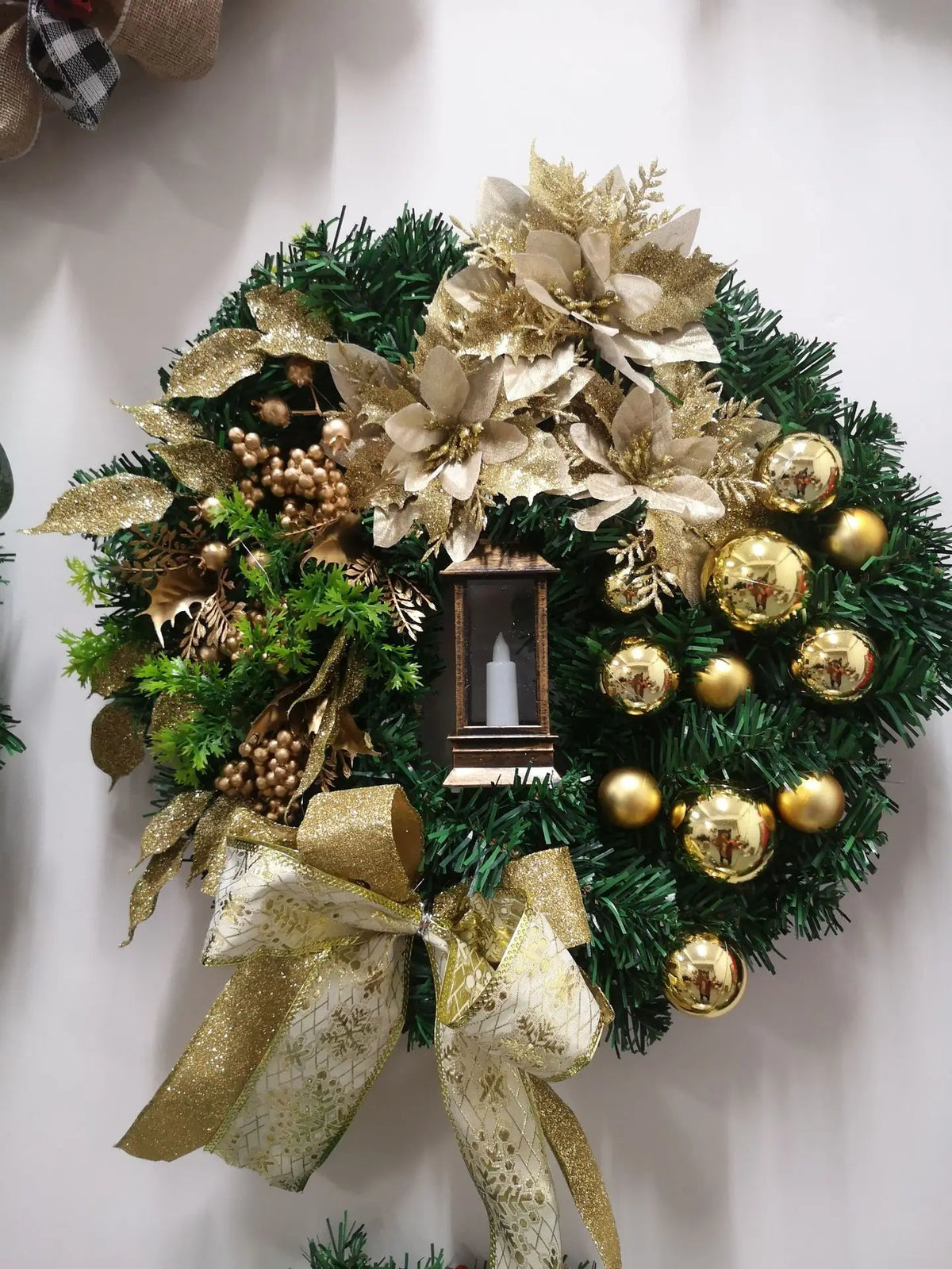 Kerstgloed – Kerstkrans met Gouden en Rode Details en Verlichting