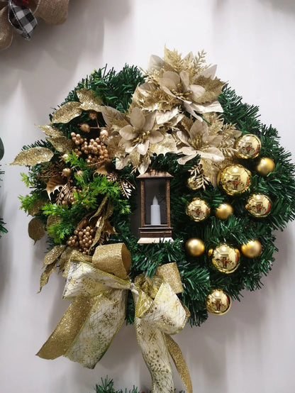 Kerstgloed – Kerstkrans met Gouden en Rode Details en Verlichting